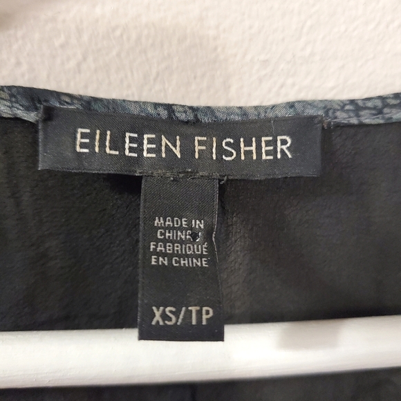 Eileen Fisher - 100% Silk Print Blouse with Black Contrasting Shoulder - Size XS - Picture 4 of 6